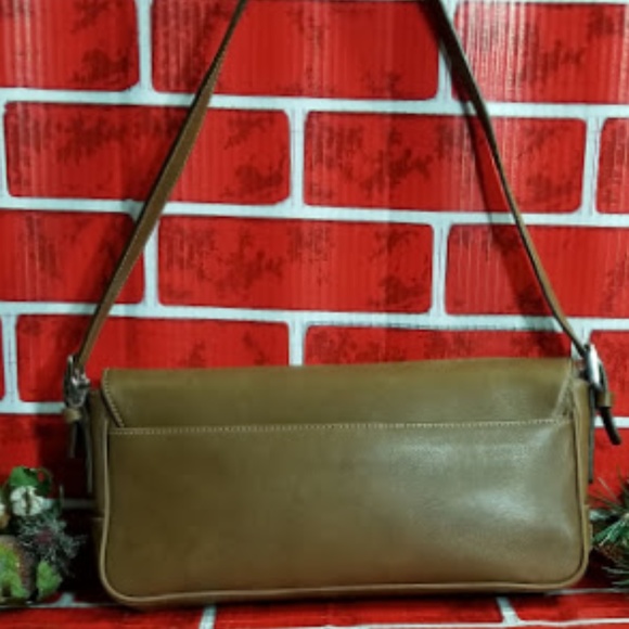 COACH- CAMEL LEATHER BAGUETTE - Picture 2 of 8